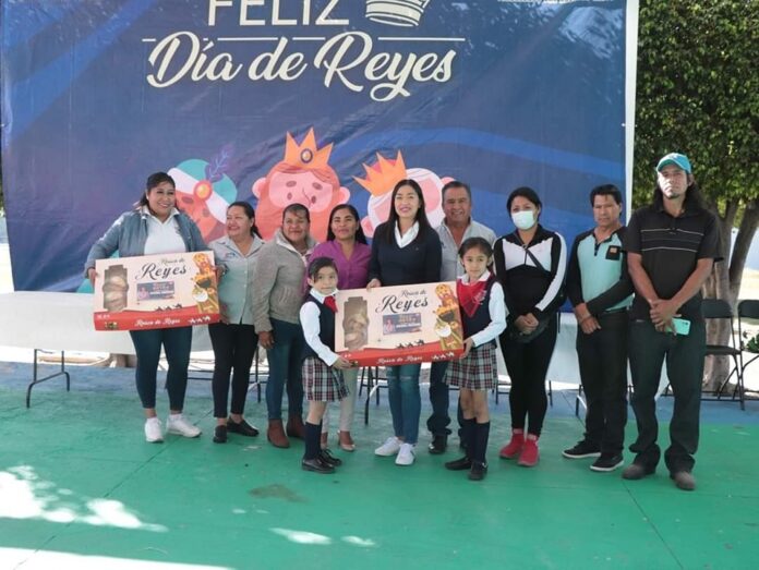 ENTREGA DE ROSCAS DE REYES A ESCUELAS