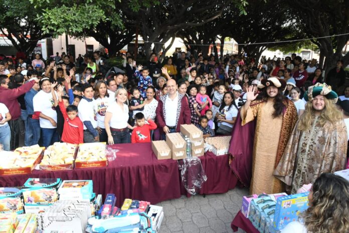 ARACELI GARCÍA Y RODRIGO ARREDONDO LLEVAN SONRISAS Y ESPERANZA A MILES DE NIÑOS CON LA CARAVANA DE REYES MAGOS 2024
