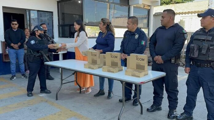 ENTREGA DE RADIOS DE COMUNICACIÓN A SEGURIDAD PÚBLICA