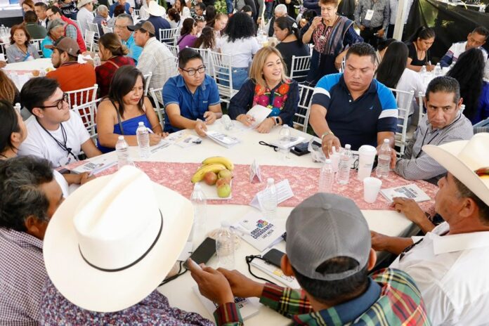 APOYAN JÓVENES A LUCY MEZA EN FOROS LEGISLATIVOS
