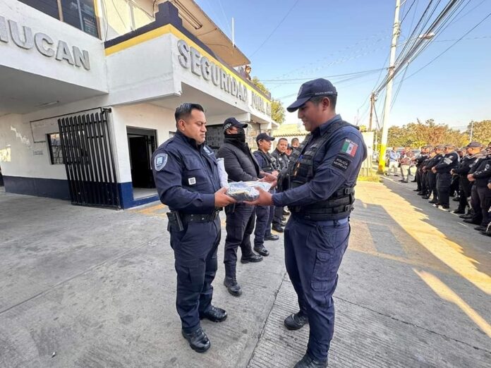 ENTREGA DE UNIFORMES A ELEMENTOS DE SEGURIDAD PUBLICA