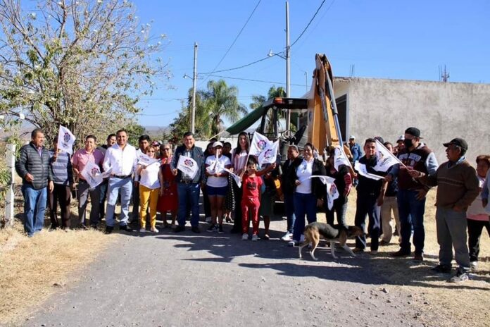 ENCABEZA TRADICIONAL BANDERAZO DE ARRANQUE DE OBRA EL EDIL DE YECAPIXTLA HELADIO RAFAEL SÁNCHEZ ZAVALA