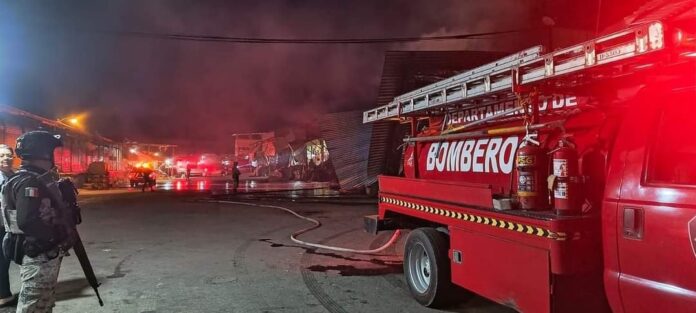 SOFOCAN INCENDIO EN PLAZA 12 DE OCTUBRE, BOMBEROS DE CUAUTLA
