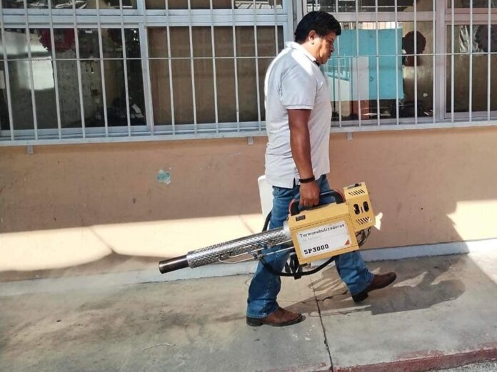 CONTINÚA LA FUMIGACIÓN EN PLANTELES EDUCATIVOS DE YECAPIXTLA