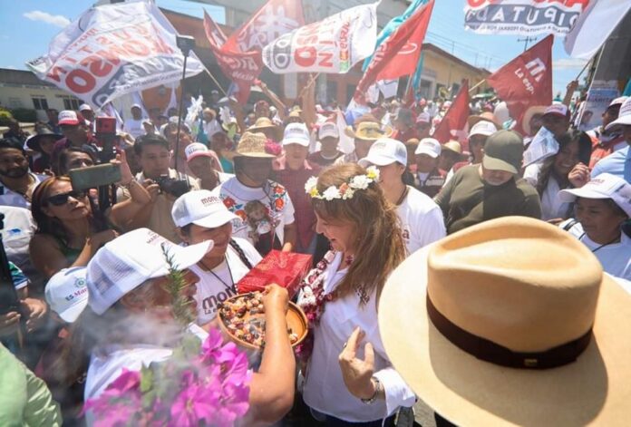 MARGARITA GONZALEZ SARAVIA TOCA EL CORAZÓN DE LOS ATLATLAHUQUENSES