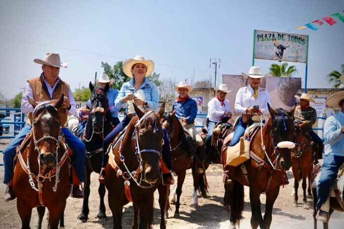 LUCY MEZA CABALGA POR ELCAMBIO EN MORELOS.