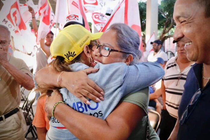 ABRAZA CUAUTLA A LUCY MEZA