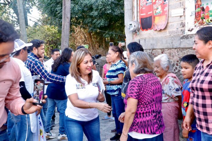 DE MANO EN MANO SALUDA LUCY MEZA A VECINOS DE AMATLÁN