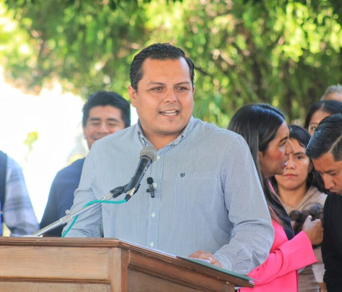 ¡PABLO MOLINA MORA, PADRINO DE MÁS DE 18 ESCUELAS!