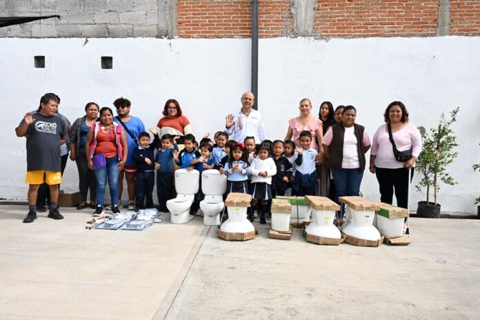 RODRIGO ARREDONDO ENTREGA A PEQUES DEL JARDÍN “MARÍA MONTESSORI” MATERIALES PARA DIGNIFICAR SANITARIOS