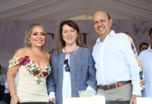 ACOMPAÑAN MARGARITA GONZÁLEZ SARAVIA Y SAMUEL SOTELO A RODRIGO ARREDONDO EN DESFILE DEL 30 DE SEPTIEMBRE