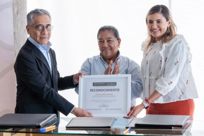 Recibe DIF Morelos Título de propiedad de 3 predios ubicados en Temixco