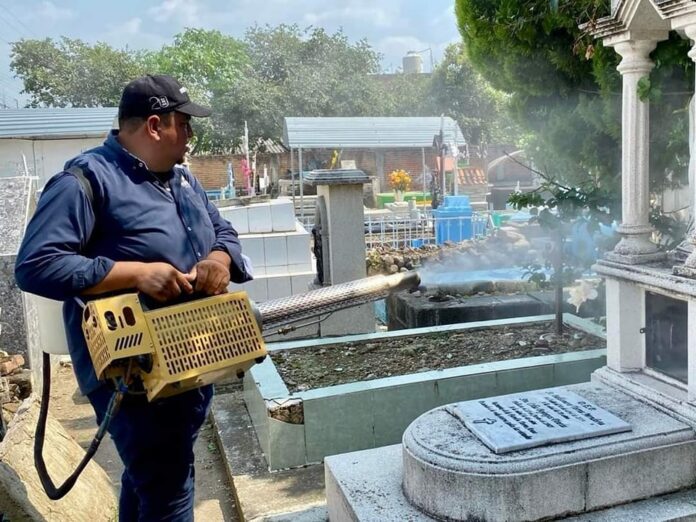 Fumigación en panteones para día de Muertos