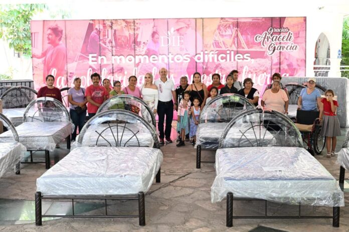 En Momentos Díficiles la Solidaridad es la Fuerza: entrega Araceli García enseres domésticos a 25 familias
