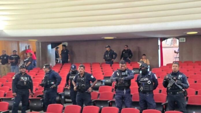 Cabildo de Cuautla Sesionan Bajo Resguardo Policial en el Teatro Narciso Mendoza
