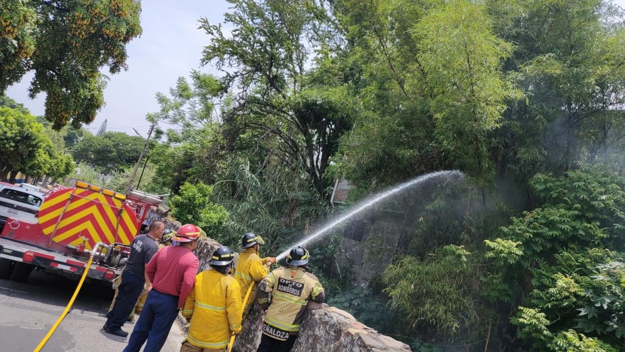 Atiende Bomberos Cuautla Incendio de Cobertura Vegetal en la Colonia Otilio Montaño