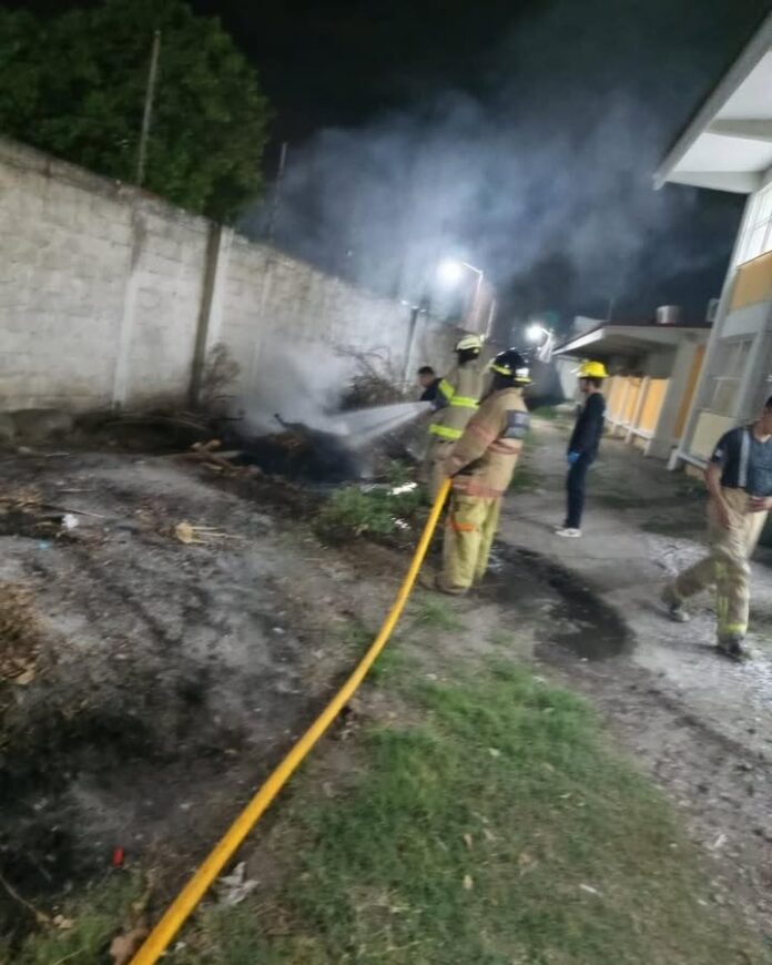 Incendio de Basura Es Controlado en Secundaria Técnica de la Colonia Morelos