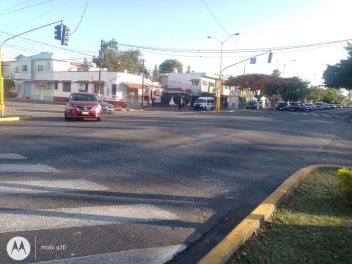 Retiran Vidrio Sobre Avenida Reforma para Prevenir Accidentes Viales en Cuautla