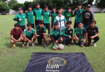 Ruth Rodríguez López entrega uniformes al equipo Caballeros del Fútbol en Cuautla
