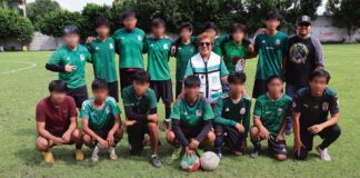 Ruth Rodríguez López entrega uniformes al equipo Caballeros del Fútbol en Cuautla