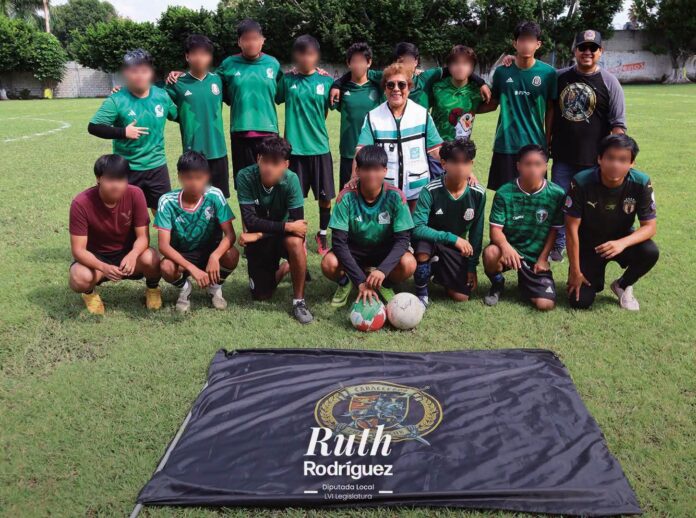 Ruth Rodríguez López entrega uniformes al equipo Caballeros del Fútbol en Cuautla