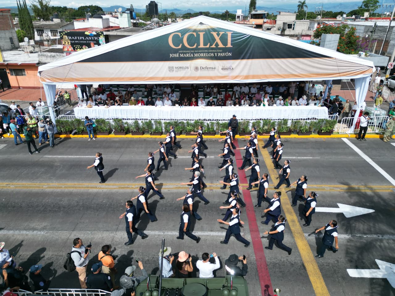 Sobre la avenida Reforma de Cuautla, la gobernadora de Morelos encabezó el tradicional desfile cívico-militar con la participación de más de 7 mil contingentes.