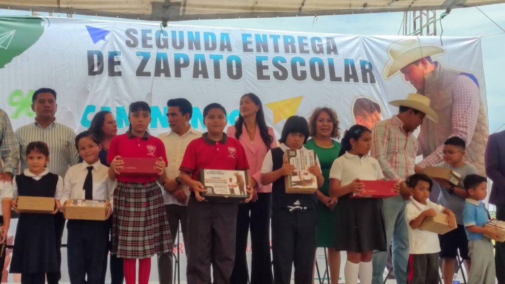 Dos Mil 500 Pares de Zapatos Entrega Ángel Domínguez a Alumnos de Jantetelco
