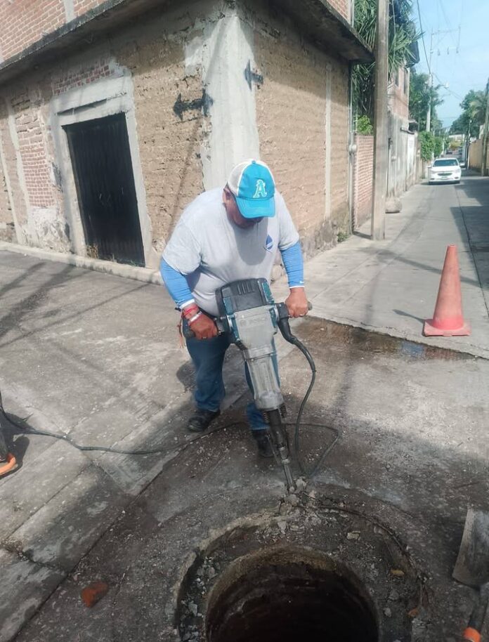 Personal del Soapsc Reparan Coladera que Representaba un Peligro en Cuautlixco
