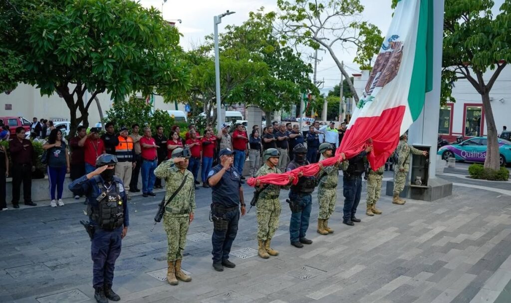 Realizan Arriado del Lábaro Patrio Como Parte del Bando Solemne