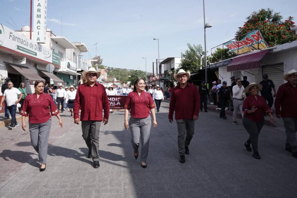 Ayala Conmemoró el 216 Aniversario de la Independencia de México con Desfile Cívico