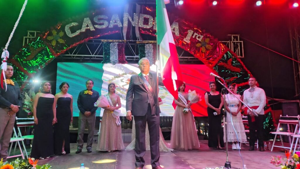 Encabeza Alejandro Alfaro Nolasco Tradicional Grito de Independencia en Totolapan