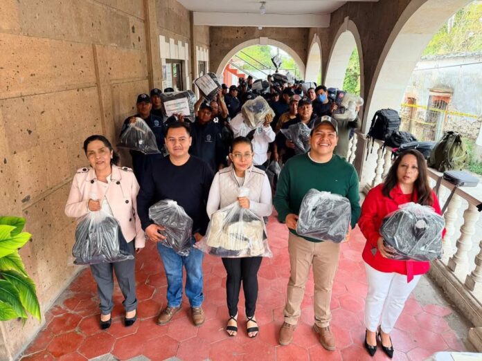 Ángel Domínguez Entrega de Uniformes a Cuerpos de Seguridad y Emergencias