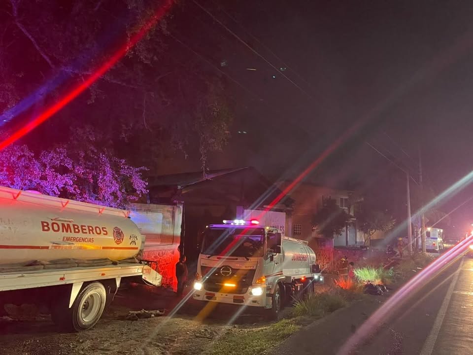 Concluye Cepcm Atención de Incendio en Bodega de Desperdicios Industriales en Xochitepec