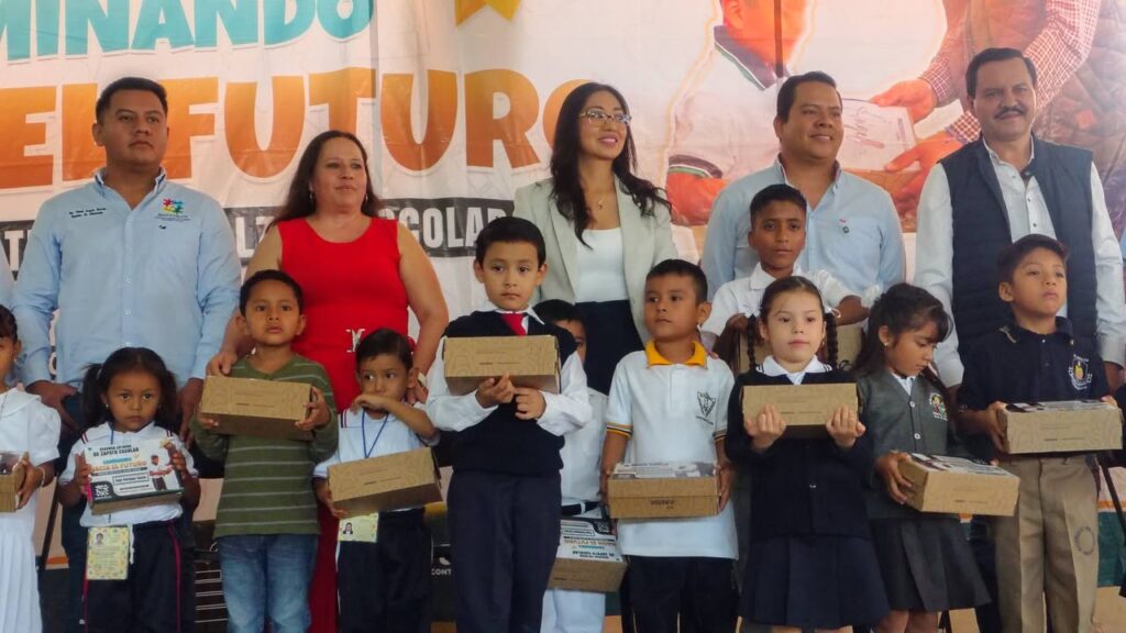 Realiza Ángel Domínguez Segunda Entrega de Zapato Escolar en Jantetelco