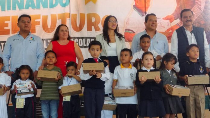 Realiza Ángel Domínguez Segunda Entrega de Zapato Escolar en Jantetelco