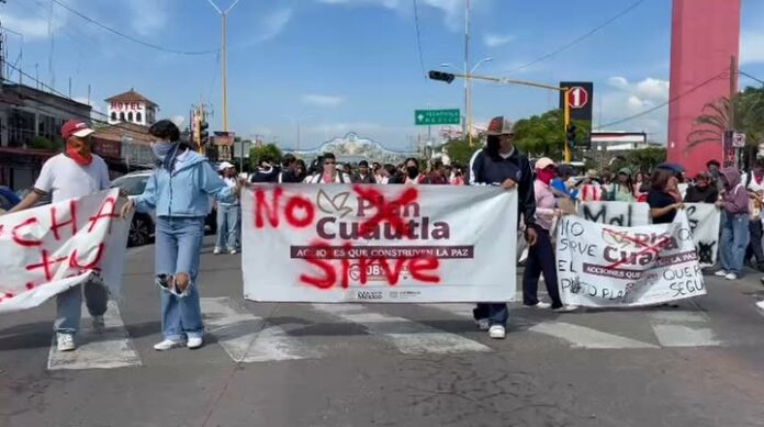 Estudiantes de la Normal Cuautla Realizan Manifestación Desde los Arcos de la Heroica, Exigen Mayor Seguridad en el Estado de Morelos.