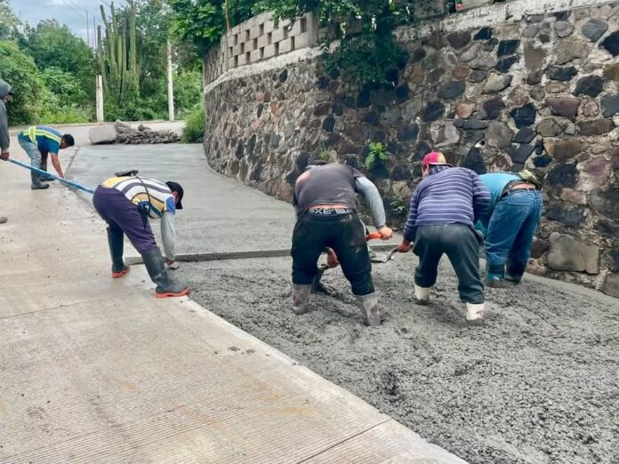 Continúan Trabajos de Pavimentación en la Calle «Tetela del Volcán» de Huexca