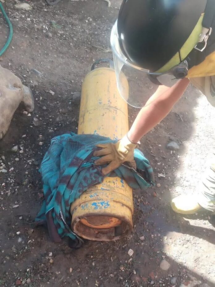 Bomberos de Cuautla atienden fuga de gas en Tetelcingo