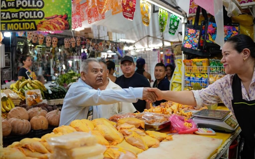 Supervisa Salvador Molina Martínez el Mercado Hermenegildo Galeana y Da Seguimiento a las Necesidades de los Locatarios