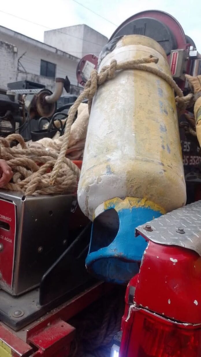 Bomberos de Cuautla Atienden Reporte de Fuga de Gas en Cilindro de 20 Kilogramos