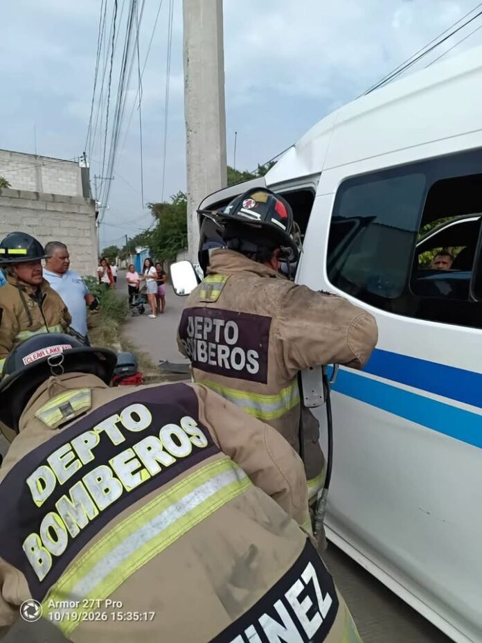 Bomberos de Cuautla Realizan Maniobras de Rescate para Liberar a Persona Atrapada en Accidente Vehicular