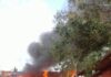 Atienden Bomberos Incendio de Basura y Tarimas en Terreno Baldío