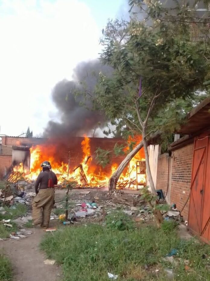 Atienden Bomberos Incendio de Basura y Tarimas en Terreno Baldío