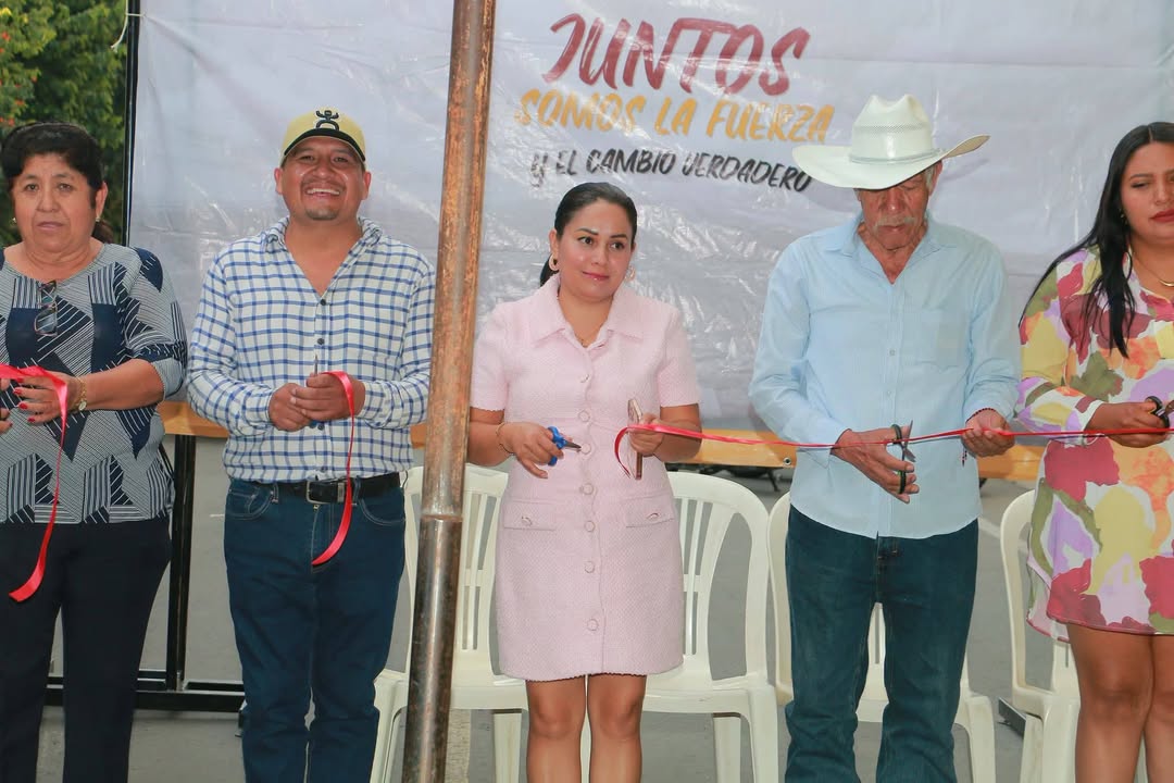 Entrega Marino Santibáñez Obra de Reencarpetamiento en la Calle Hidalgo de Tlacotepec