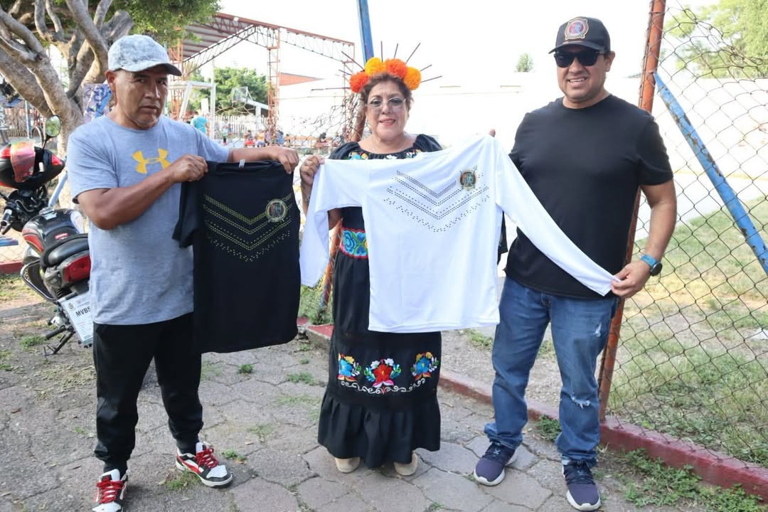 Entrega Ruth Rodríguez Uniformes al Equipo Caballeros del Fútbol en Cuautla