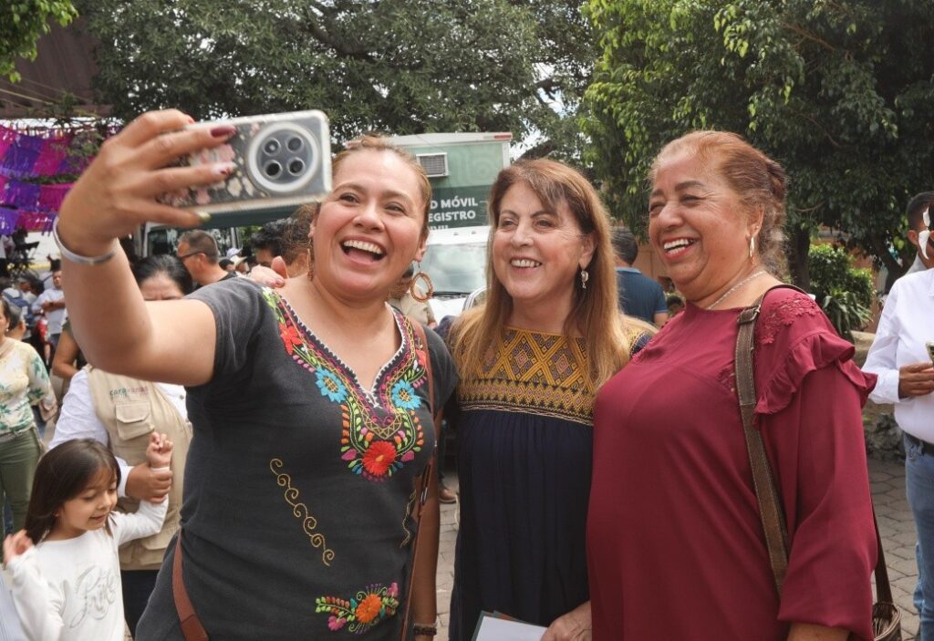 Acerca Margarita González Saravia el Gobierno a Comunidades de Temoac con Servicios Gratuitos