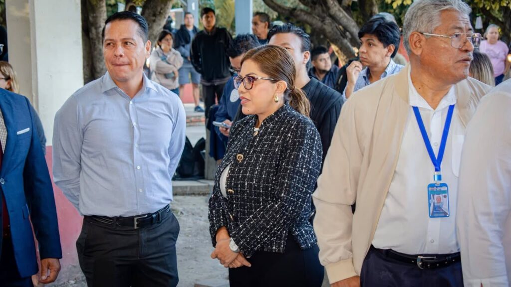 Acompaña Paola Cruz al Gobierno del Estado en Honores a la Bandera en la Colonia Plan de Ayala