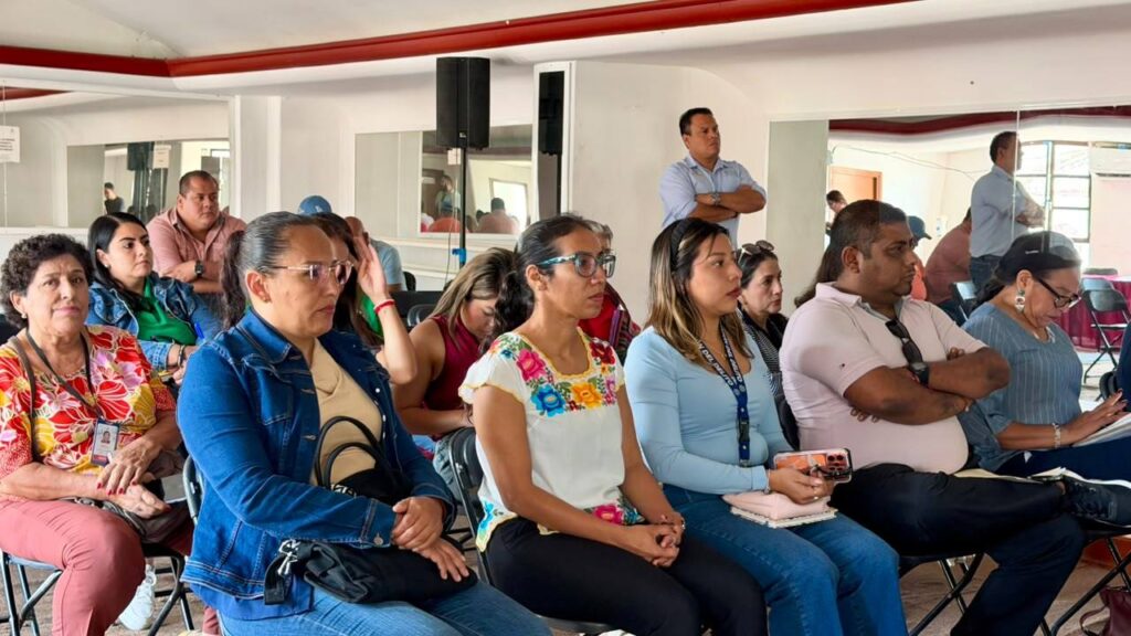 Salvador Molina Atiende Necesidades de Comerciantes del Mercado Hermenegildo Galeana