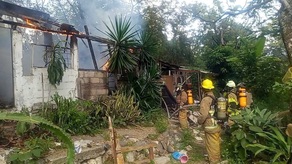 Atienden Bomberos de Cuautla Incendio en Casa Habitación