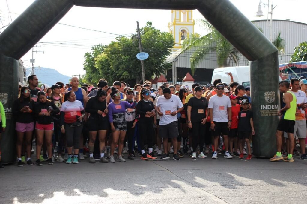 Reúne la Carrera Atlética “Ruta de las Catrinas” a Corredores Entre los Campos de Flores de Amayuca